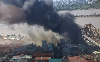 Cháy quán lẩu dưới chân cầu Long Biên, nhiều người tháo chạy