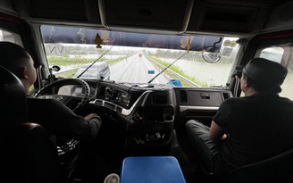 Tài xế đường dài vừa chạy vừa hồi hộp hỏi dò 'đường có ngập không?'