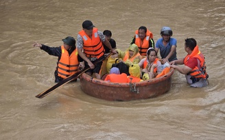 Mưa lũ miền Trung: 50 người chết và mất tích, 61.793 người phải sơ tán