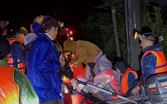 Xuyên đêm giải cứu hàng trăm người giữa lũ: Ghi nhận của PV Thanh Niên ở Đắk Lắk