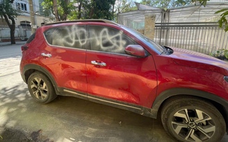 Nghệ An: Nhiều ô tô bị xịt sơn lên kính khi đậu trong ngõ
