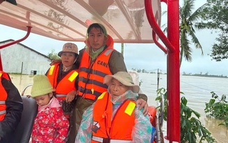 Công an giải cứu người dân Phú Yên cũ mắc kẹt trên cây, mái nhà