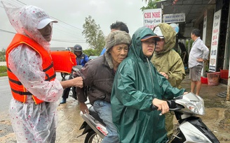 Bật khóc tìm ông ngoại ở rốn lũ Đắk Lắk: Khoảnh khắc đoàn tụ như phép màu