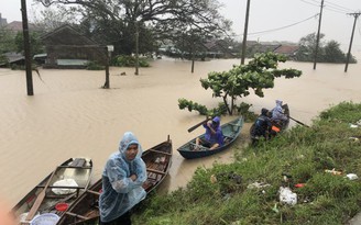 Những tiếng kêu cứu xé lòng từ vùng lũ Phú Yên cũ: Người già bệnh nặng, trẻ tím tái người