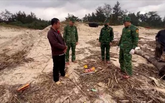 Lại phát hiện nhiều viên nén nghi ma túy trôi dạt vào bờ biển Quảng Trị