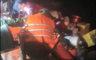 Cà Mau: Cứu 13 ngư dân bị chìm tàu, rơi xuống biển trong đêm