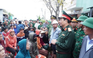Đại tướng Phan Văn Giang thăm vùng lũ Gia Lai: 'Chúng ta cùng nhau khôi phục lại'