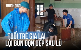 Đoàn viên đội mưa, ngâm nước lũ giúp dân dọn nhà cửa, quét bùn đất