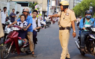 Có những quy định nào về chở trẻ em trên xe máy?