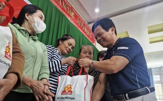 Hàng trăm phần quà tiếp sức người dân vùng rốn lũ Đà Nẵng