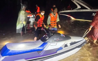 Xuyên đêm vào tâm lũ cứu đồng bào miền Trung