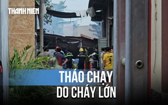 Hỏa hoạn lúc sáng sớm, người dân nỗ lực giúp chủ cơ sở di dời tài sản