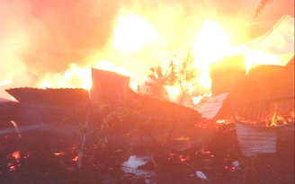 TP.HCM: Hỏa hoạn lúc sáng sớm, người dân nỗ lực giúp chủ cơ sở di dời tài sản