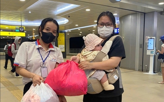 Ga metro TP.HCM nhận 180 tấn hàng cứu trợ, đêm nay ưu tiên: sữa, bánh, chăn, tã