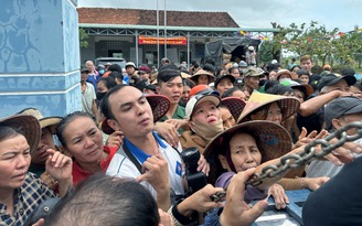 Cứu trợ rốn lũ Hòa Thịnh hôm nay: Có người chỉ xin thêm cái quần