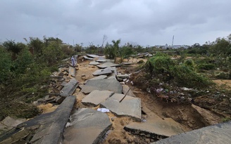 Đê phụ Vân Hội tan hoang sau mưa lũ