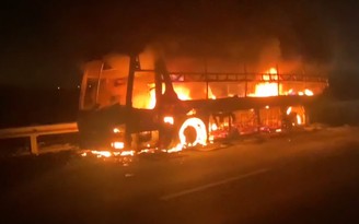 Cháy xe giường nằm trên cao tốc TP.HCM - Trung Lương