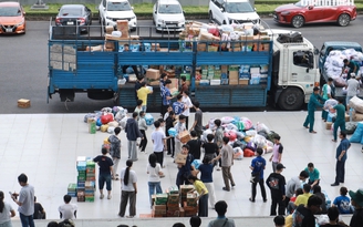 'Vỡ trận' đăng ký, 1.000 tình nguyện viên chen nhau xin trực vì vùng lũ miền Trung