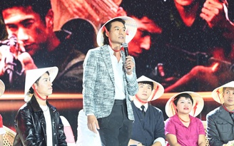 Đoàn phim 'Mưa đỏ' giao lưu với khán giả trong mưa