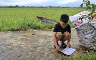Học sinh lượm lại giấy khen trôi theo nước lũ: 'Sách vở của con ướt hết rồi!'