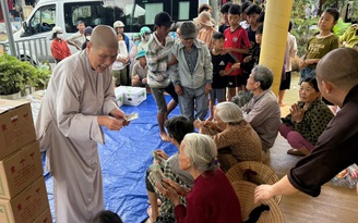 Trao hơn 1 tỉ đồng cho người dân vùng rốn lũ Hòa Thịnh