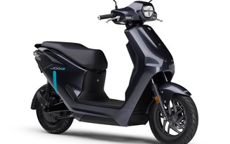 Xe máy điện Yamaha Jog E 'ruột' Honda, dùng pin tháo rời đi tối đa 53 km