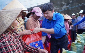 Trung ương Đoàn tặng túi an sinh giúp bà con vùng lũ miền Trung