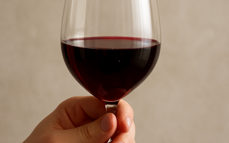 Bác sĩ: Uống rượu vang đỏ mỗi ngày có tốt cho tim mạch?