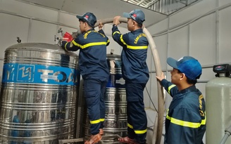 Công an tiếp nước sạch cho bệnh viện trong vùng lũ