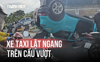 TP.HCM: Lật xe taxi công nghệ trên cầu vượt, tài xế bị thương, giao thông ùn ứ