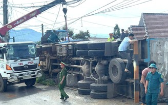 Kịp thời giải cứu 2 người mắc kẹt trong xe tải bị lật trên đèo Phú Sơn