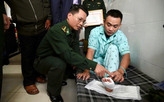 Tặng bằng khen cho thiếu tá biên phòng bị thương khi cứu dân trong mưa lũ