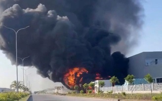 Cháy tại Khu công nghiệp Nam Đình Vũ, khói đen ngùn ngụt