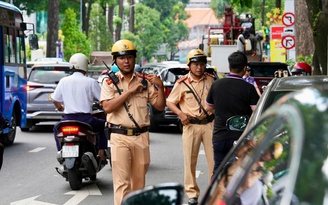 Ô tô gặp sự cố, dừng đỗ trên đường: Làm gì để không bị phạt?