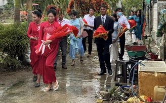 Đám cưới sau lũ ở Hòa Thịnh: 'Đưa con về nhà chồng mà ứa nước mắt'