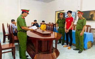 Mượn xe của dì ruột rồi đem đi cầm cố