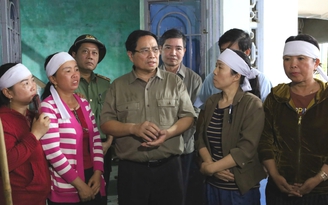Thủ tướng Phạm Minh Chính thăm người dân rốn lũ Hòa Thịnh