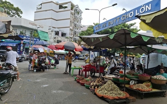 Buôn bán lấn chiếm đường và bến xe buýt Chợ Lớn