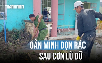 Người dân ‘căng mình’ dọn rác ở rốn lũ Đắk Lắk