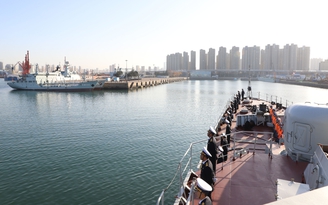 Tàu hộ vệ tên lửa 015 Trần Hưng Đạo cập cảng Thanh Đảo (Trung Quốc)