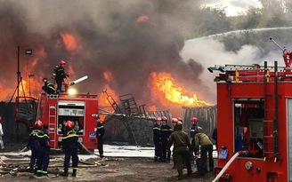 Đà Nẵng: Nhựa đường bốc cháy dữ dội, robot chữa cháy khẩn cấp ứng cứu