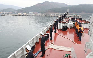 Tàu hộ vệ tên lửa 015 Trần Hưng Đạo cập cảng Jinhae, bắt đầu thăm Hàn Quốc