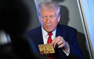 Ông Trump tung phiên bản 'thẻ vàng' 1 triệu USD cho người muốn mua đường vào Mỹ