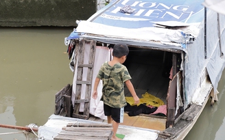 Phận đời ven kênh ở TP.HCM: Chiếc ghe mục và đứa trẻ giữa mênh mông sóng nước