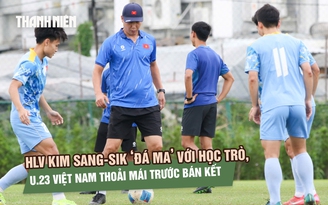 HLV Kim Sang-sik ‘đá ma’ với học trò cực vui, U.23 Việt Nam thoải mái trước bán kết