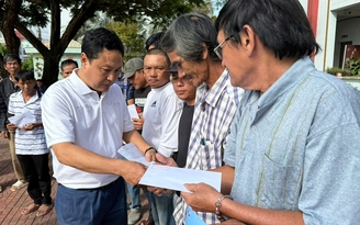 Sau đêm trực mổ, bác sĩ đi xe khách gần 600 km trao quà vùng lũ