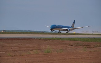 Máy bay đã đáp thành công xuống sân bay Long Thành