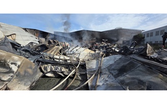 Cháy lớn tại công ty sản xuất đồ gỗ ở TP.HCM