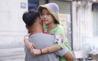 Cha nghèo chạy xe ôm bán hết tài sản, 'còn 2 triệu đồng' cứu con ung thư