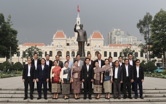 Đoàn đại biểu chính quyền tỉnh Hủa Phăn (Lào) dâng hoa Chủ tịch Hồ Chí Minh